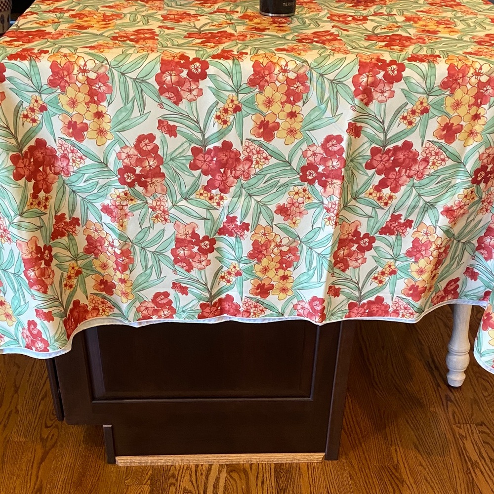 Floral Print Rectangular Table Cloth. - Picture 2 of 6